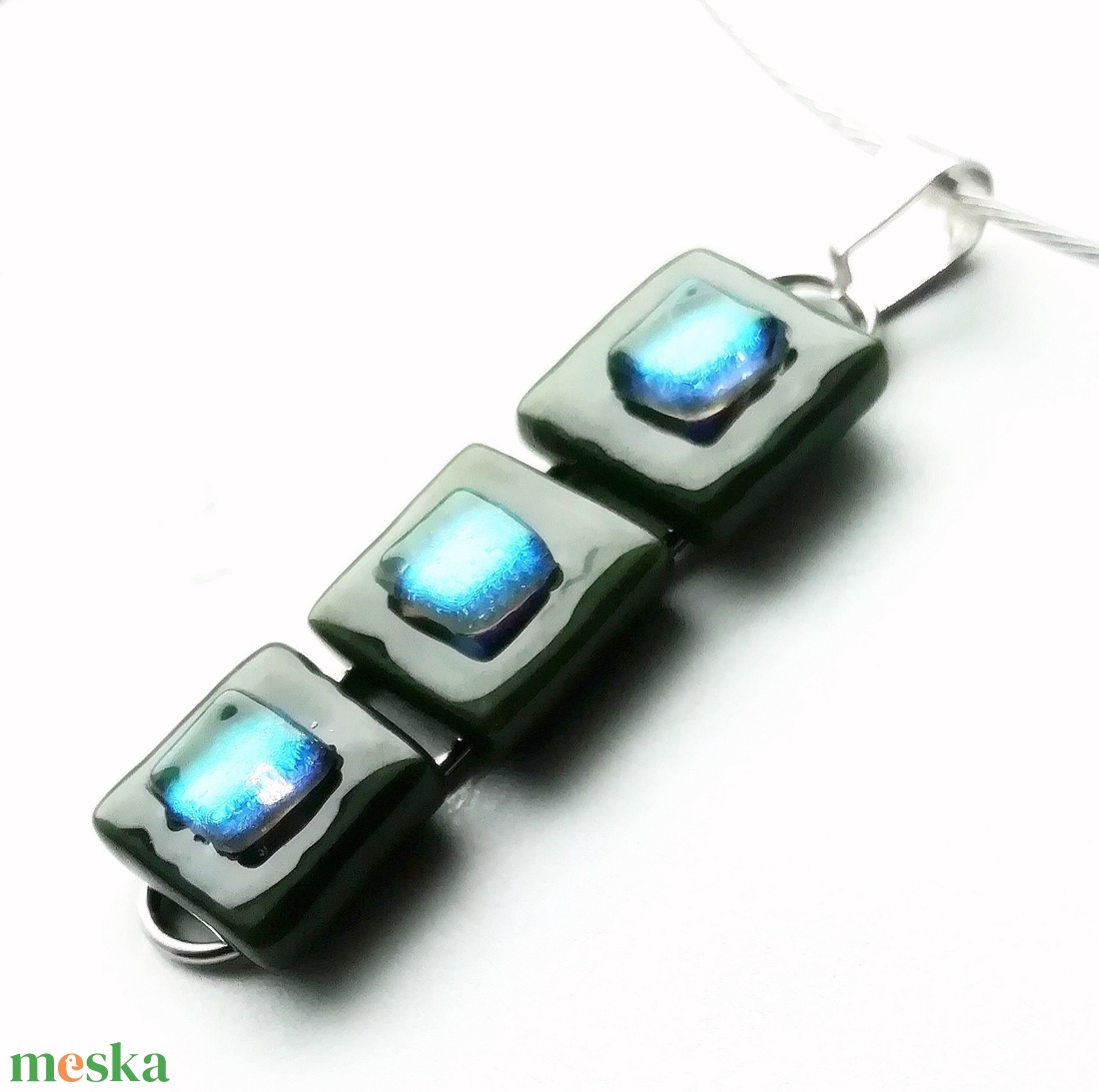 NEMESACÉL! Zöldben kék kockák dichroic nyaklánc. - ékszer - nyaklánc - medálos nyaklánc - Meska.hu NEMESACÉL! Zöldben kék kockák dichroic nyaklánc. - ékszer - nyaklánc - medálos nyaklánc - Meska.hu