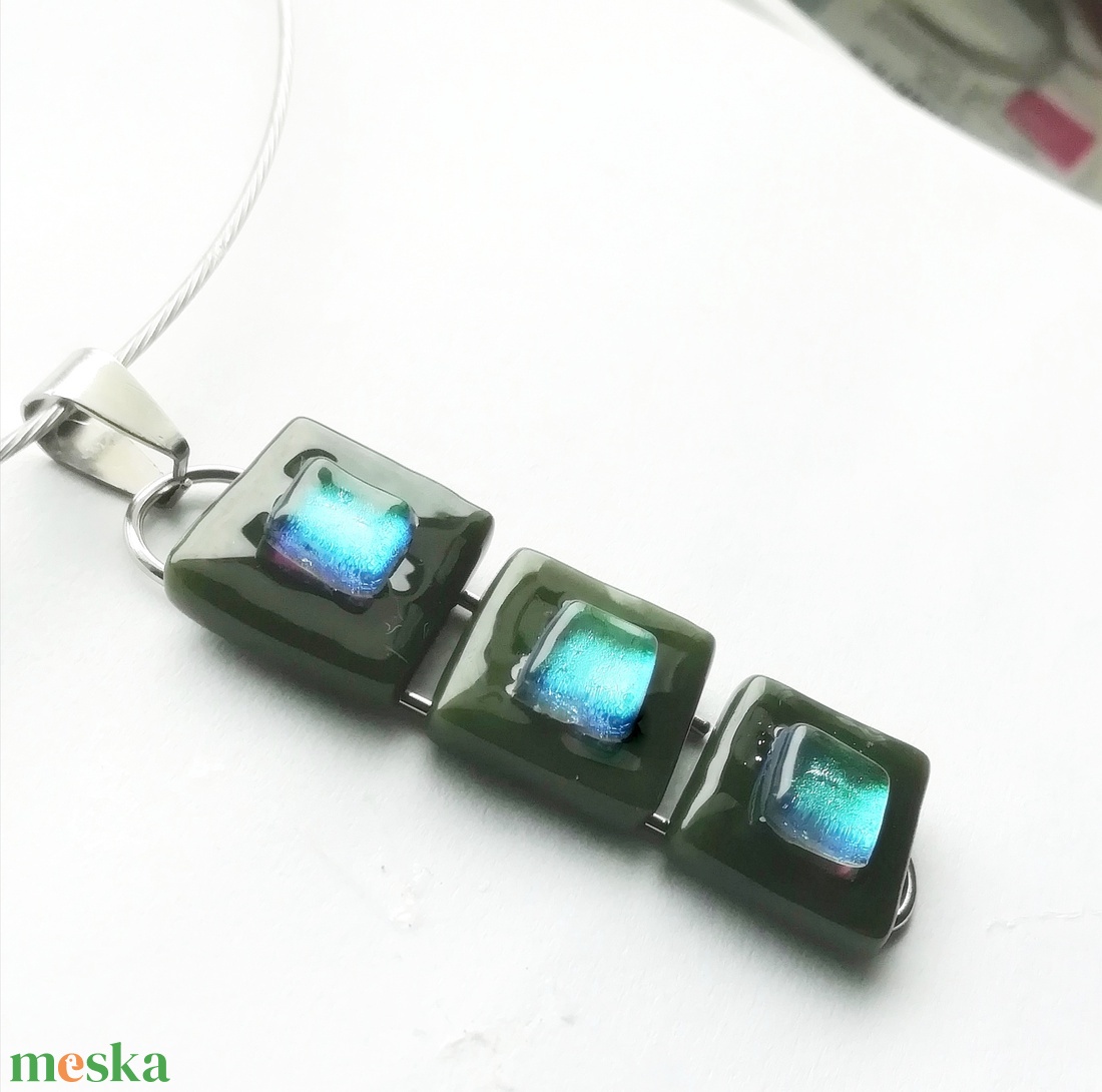 NEMESACÉL! Zöldben kék kockák dichroic nyaklánc. - ékszer - nyaklánc - medálos nyaklánc - Meska.hu NEMESACÉL! Zöldben kék kockák dichroic nyaklánc. - ékszer - nyaklánc - medálos nyaklánc - Meska.hu