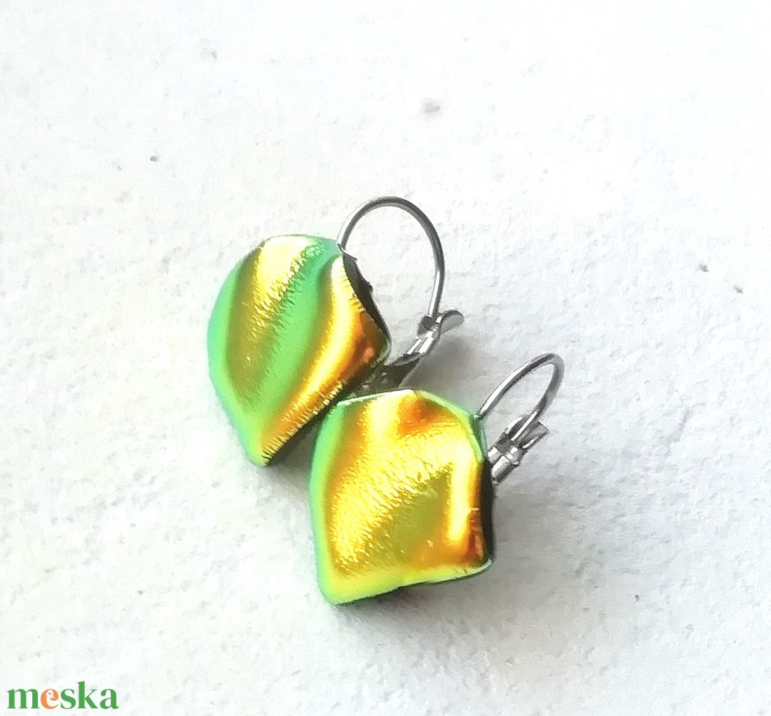 NEMESACÉL! Zöld-arany ragyogás dichroic fülbevaló. - ékszer - fülbevaló - lógó fülbevaló - Meska.hu