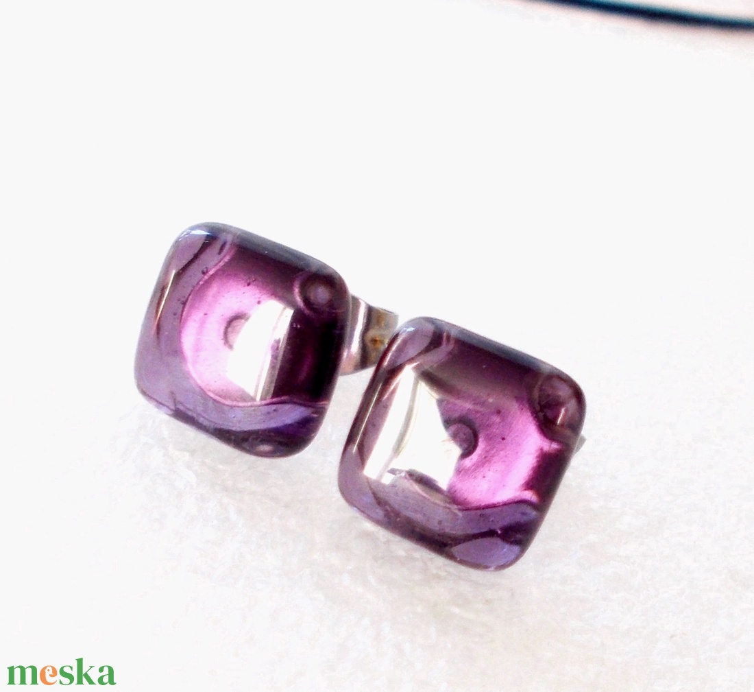 Lila kocka stiftes fülbevaló, ajándék  névnapra, születésnapra. - ékszer - fülbevaló - pötty fülbevaló - Meska.hu