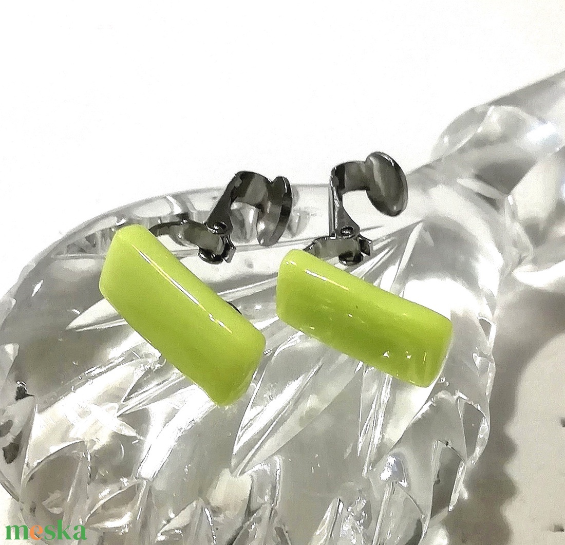 Üde zöld trendi klipszes fülbevaló  ajándék nőknek, lányoknak, névnapra, születésnapra. - ékszer - fülbevaló - klipsz - Meska.hu