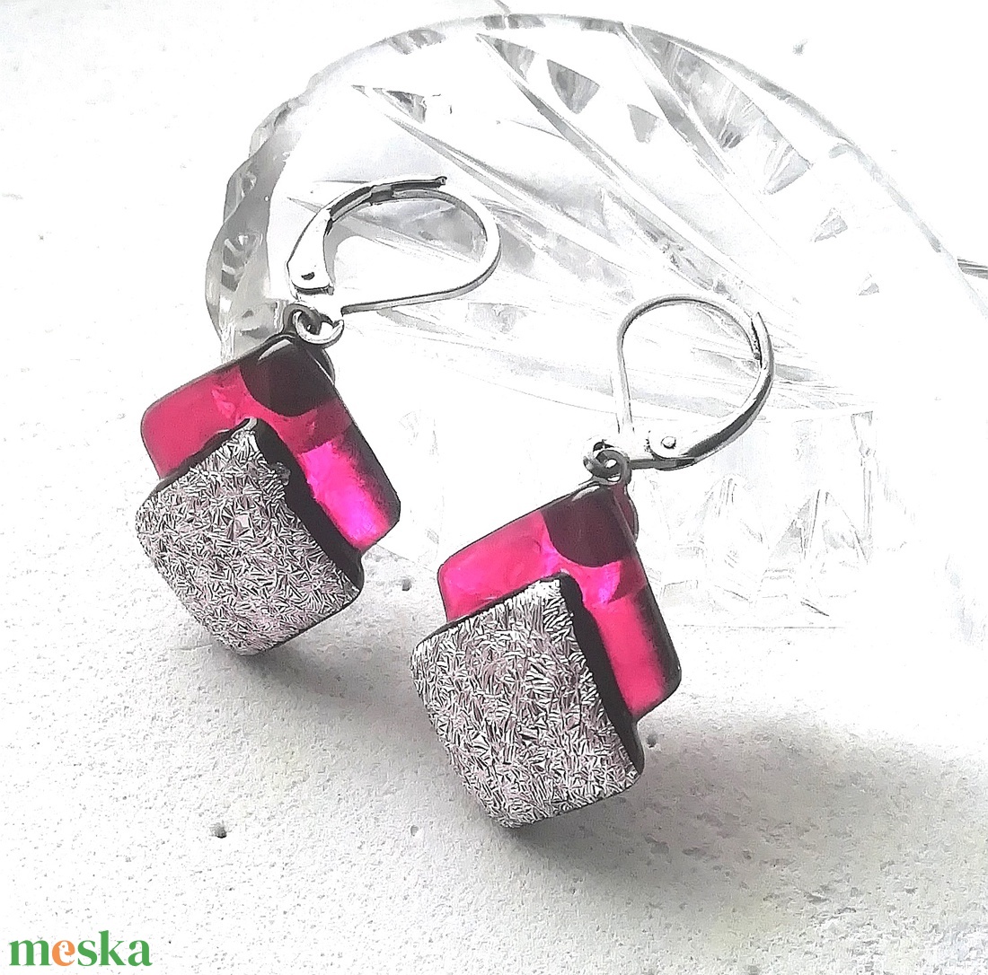 ORVOSI FÉM !  Fukszia kockák trendi  fülbevaló  , ajándék  névnapra, születésnapra. - ékszer - fülbevaló - lógó fülbevaló - Meska.hu