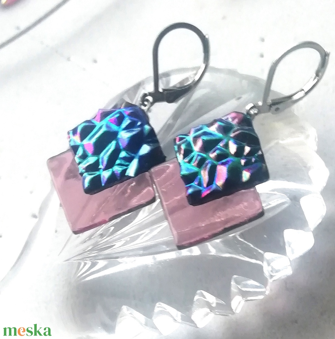 ORVOSI FÉM !  Mályvás szivárvány kockák trendi  fülbevaló  , ajándék  névnapra, születésnapra. - ékszer - fülbevaló - lógó fülbevaló - Meska.hu