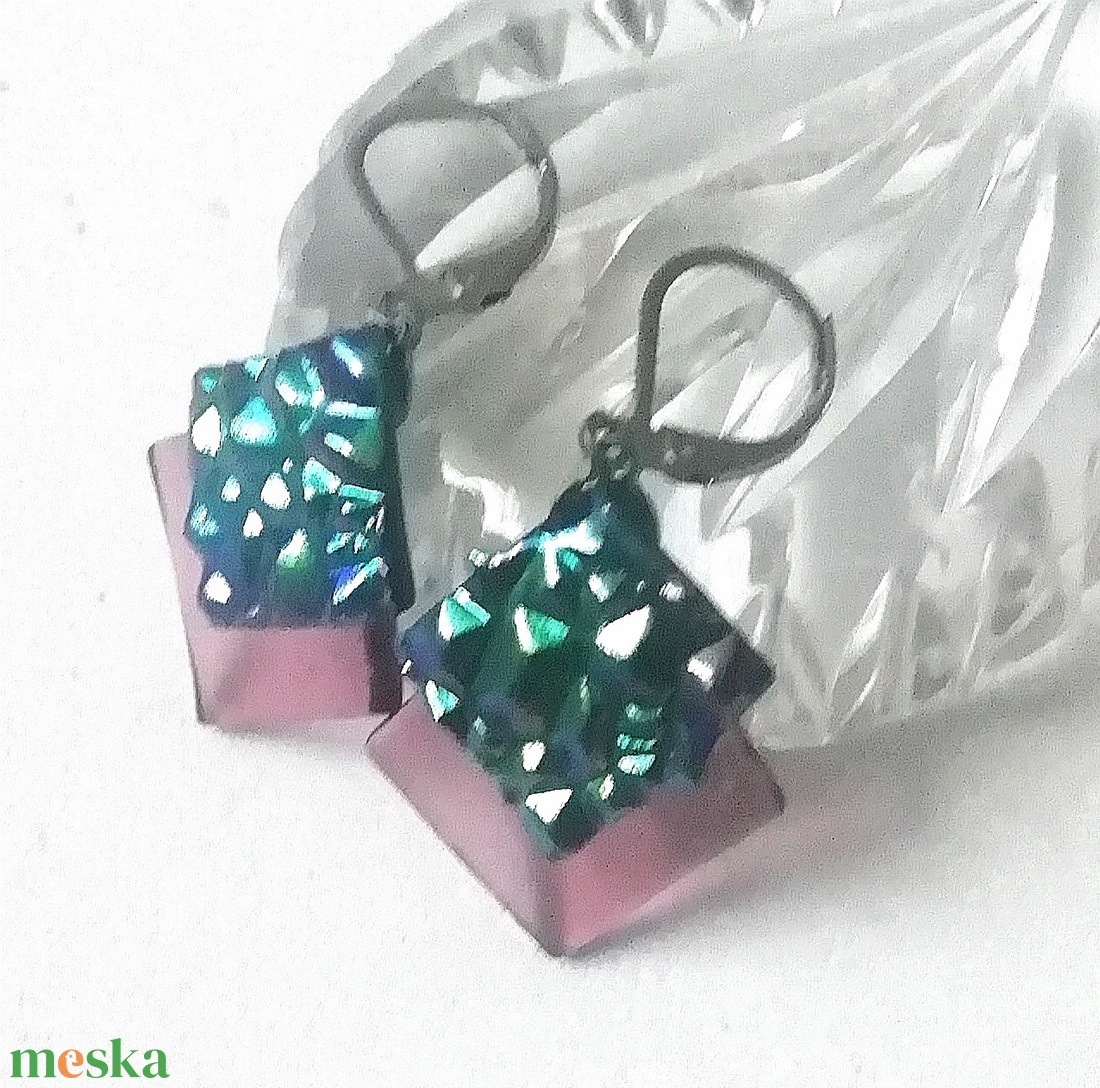 ORVOSI FÉM !  Mályvás szivárvány kockák trendi  fülbevaló  , ajándék  névnapra, születésnapra. - ékszer - fülbevaló - lógó fülbevaló - Meska.hu