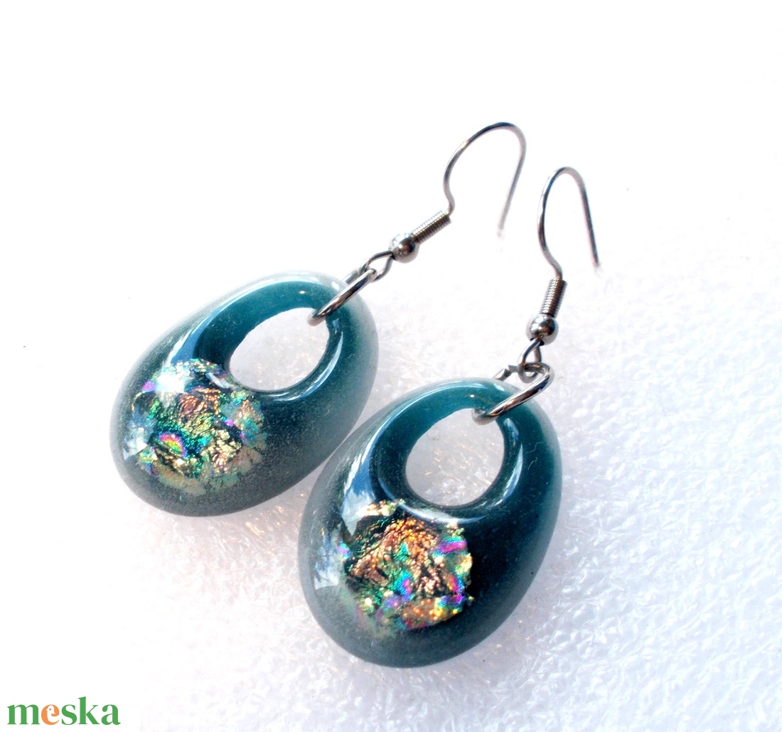 AKCIÓ!  Lógós dichroic fülbevaló, ajándék nőknek névnapra, születésnapra.  - ékszer - fülbevaló - lógó fülbevaló - Meska.hu