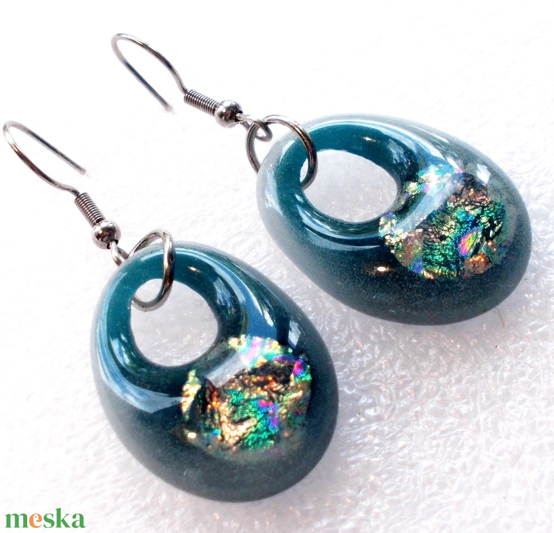 AKCIÓ!  Lógós dichroic fülbevaló, ajándék nőknek névnapra, születésnapra.  - ékszer - fülbevaló - lógó fülbevaló - Meska.hu