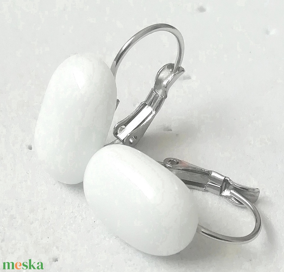 ORVOSI ACÉL!  Fehér kapszula formájú trendi üveg fülbevaló. - ékszer - fülbevaló - lógó fülbevaló - Meska.hu