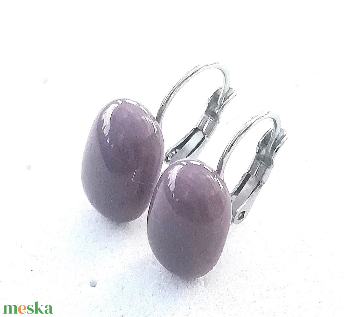 ORVOSI ACÉL! Levendula szinű kapszula formájú trendi üveg fülbevaló. - ékszer - fülbevaló - lógó fülbevaló - Meska.hu