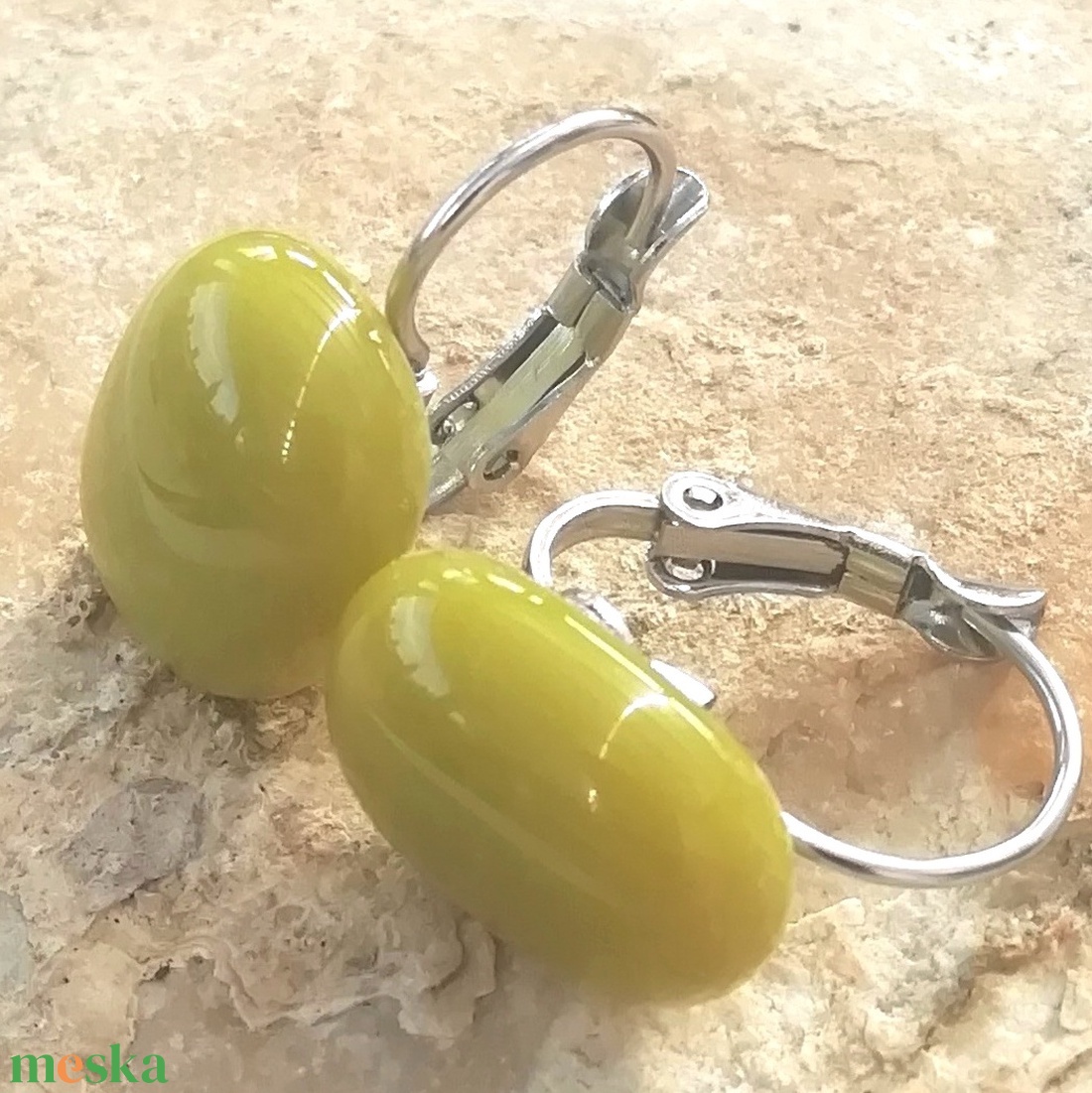 ORVOSI ACÉL! Olíva szinű kapszula formájú trendi üveg fülbevaló. - ékszer - fülbevaló - lógó fülbevaló - Meska.hu