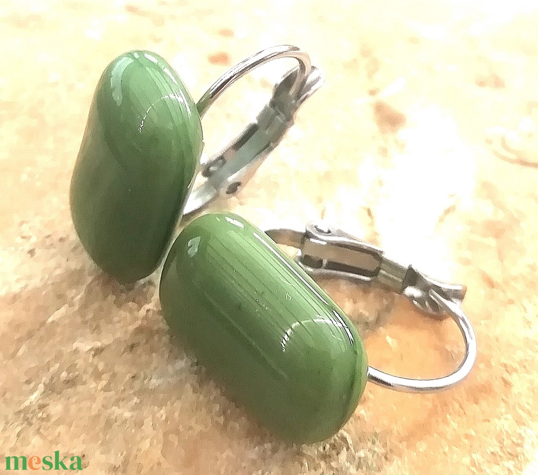 ORVOSI ACÉL! Moha szinű kapszula formájú trendi üveg fülbevaló. - ékszer - fülbevaló - lógó fülbevaló - Meska.hu