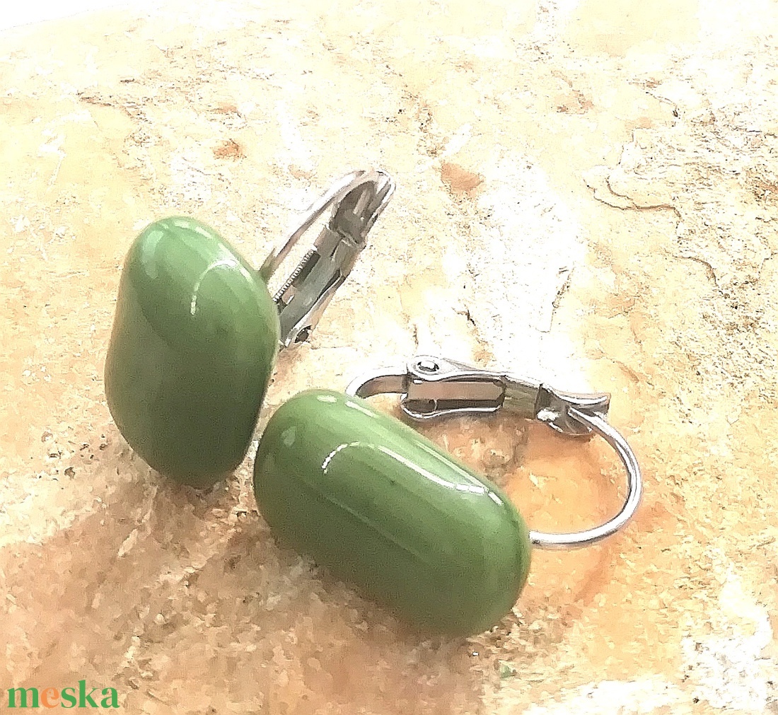 ORVOSI ACÉL! Moha szinű kapszula formájú trendi üveg fülbevaló. - ékszer - fülbevaló - lógó fülbevaló - Meska.hu