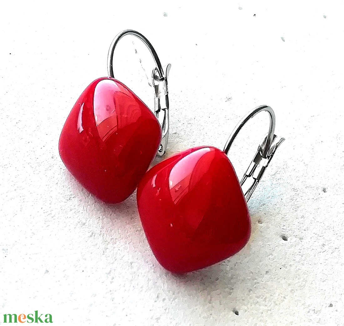 NEMESACÉL! Mélypiros kocka üveg fülbevaló, ajándék lányoknak, nőknek névnapra,születésnapra. - ékszer - fülbevaló - lógós kerek fülbevaló - Meska.hu