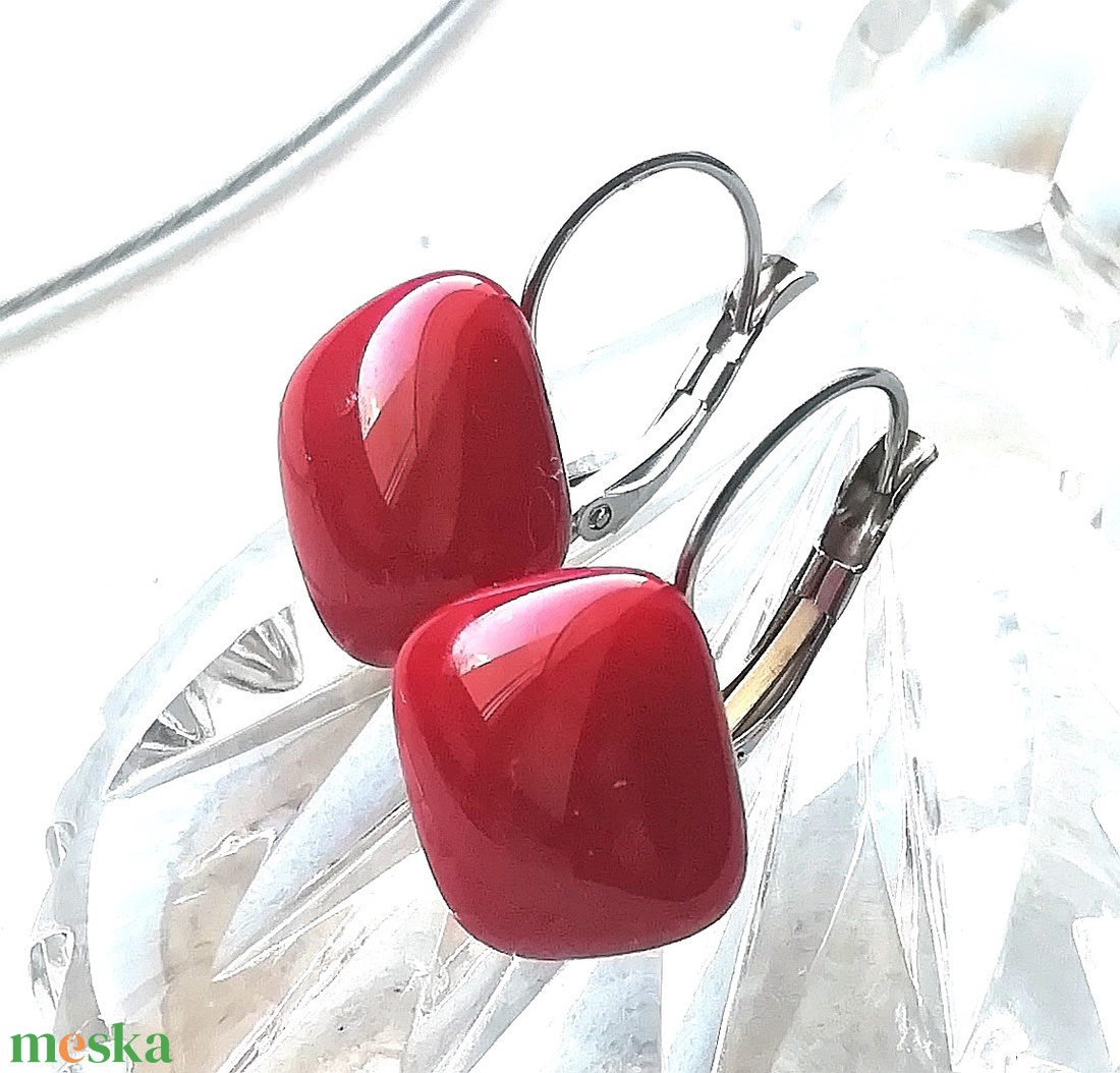 NEMESACÉL! Mélypiros kocka üveg fülbevaló, ajándék lányoknak, nőknek névnapra,születésnapra. - ékszer - fülbevaló - lógós kerek fülbevaló - Meska.hu