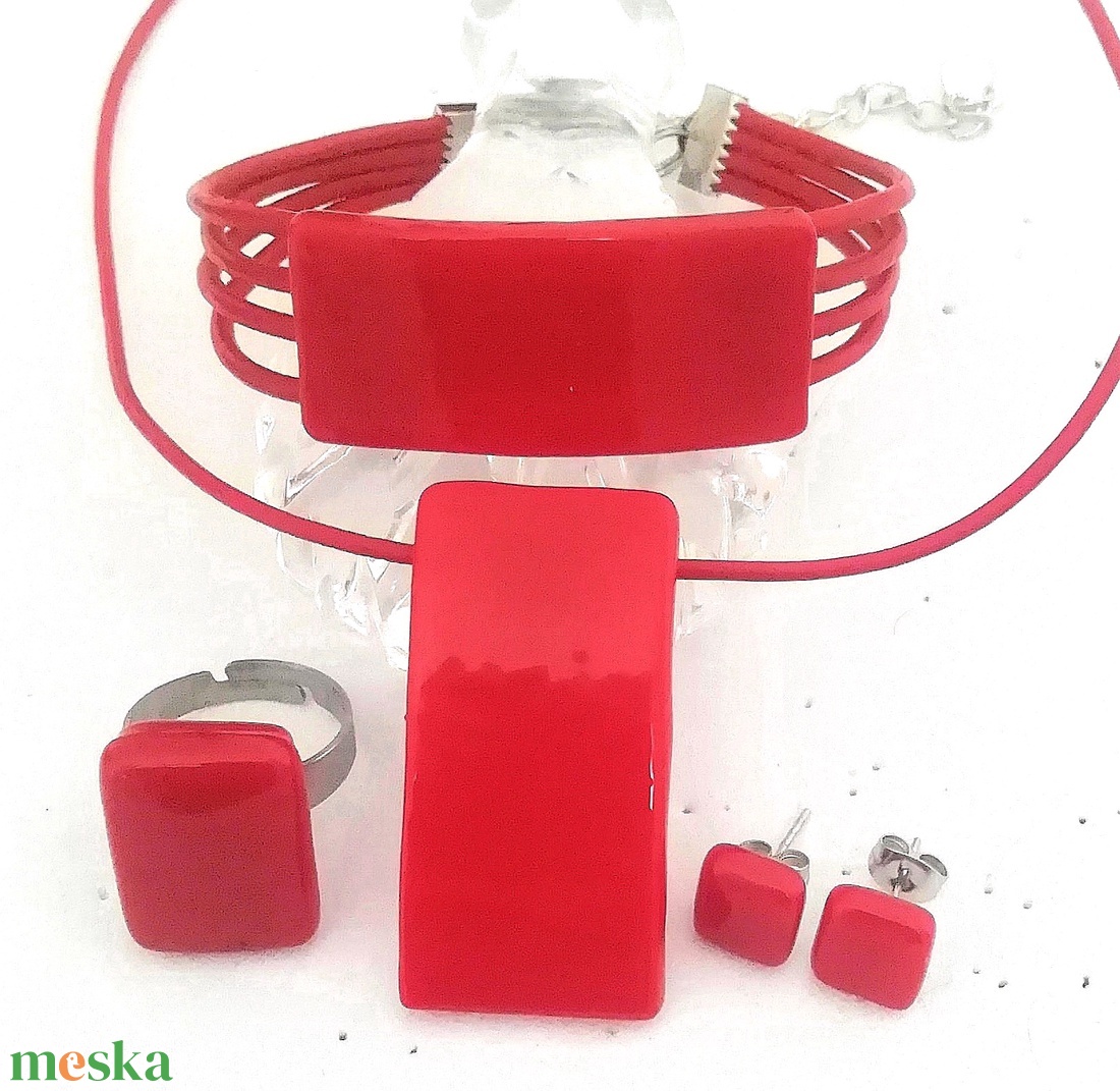  Hajlított piros ékszerszett, díszdobozba csomagolva. - ékszer - ékszerszett - Meska.hu