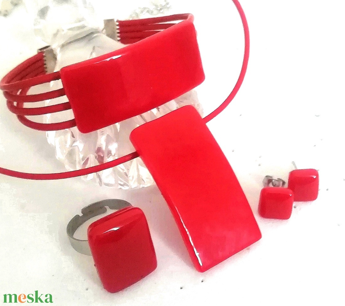 Hajlított piros ékszerszett, díszdobozba csomagolva. - ékszer - ékszerszett - Meska.hu