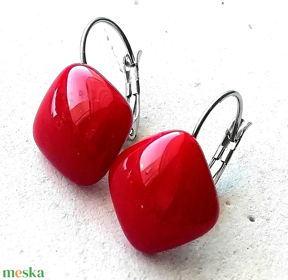 NEMESACÉL! Mélypiros kocka üveg fülbevaló, ajándék lányoknak, nőknek névnapra,születésnapra. - ékszer - fülbevaló - lógós kerek fülbevaló - Meska.hu