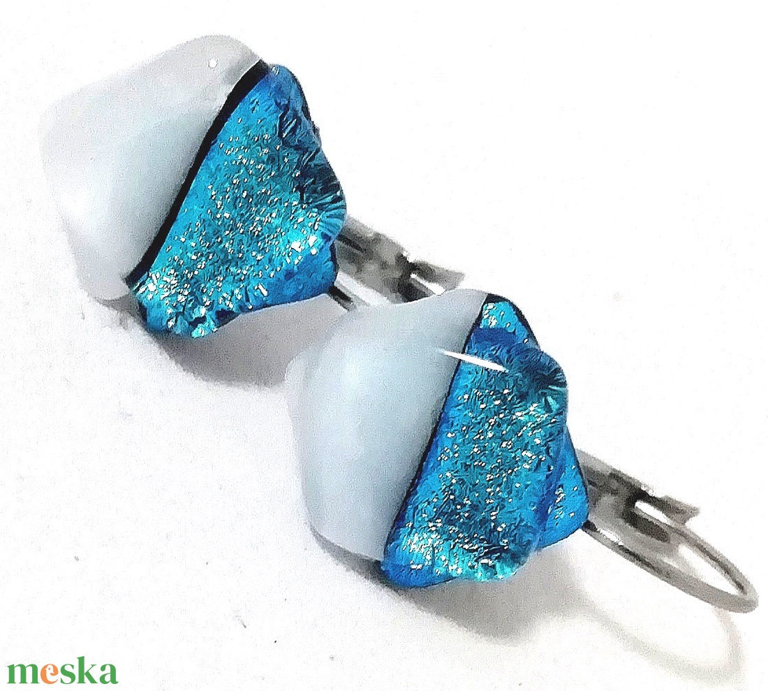 NEMESACÉL!  Kék-fehér dichroic fülbevaló, ajándék névnapra, születésnapra. - ékszer - ékszerszett - Meska.hu