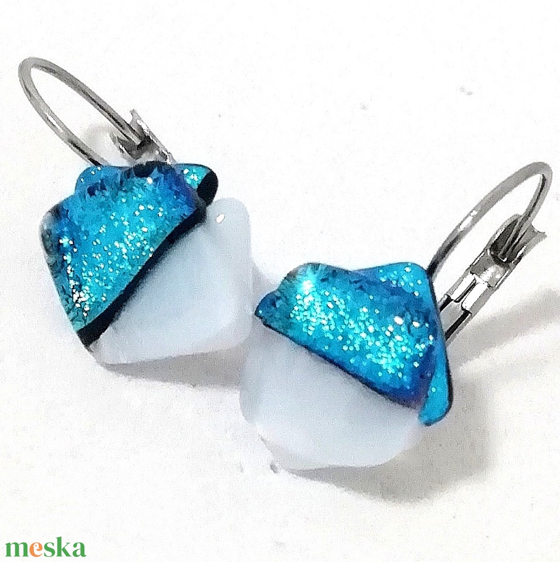 NEMESACÉL!  Kék-fehér dichroic fülbevaló, ajándék névnapra, születésnapra. - ékszer - ékszerszett - Meska.hu