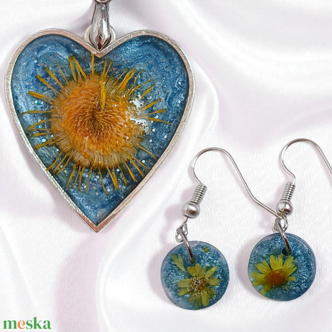 Napfényes Szív - Valódi Virágos Műgyanta Ékszerszett (Fülbevaló és Medál), Kék Színű - ékszer - ékszerszett - Meska.hu