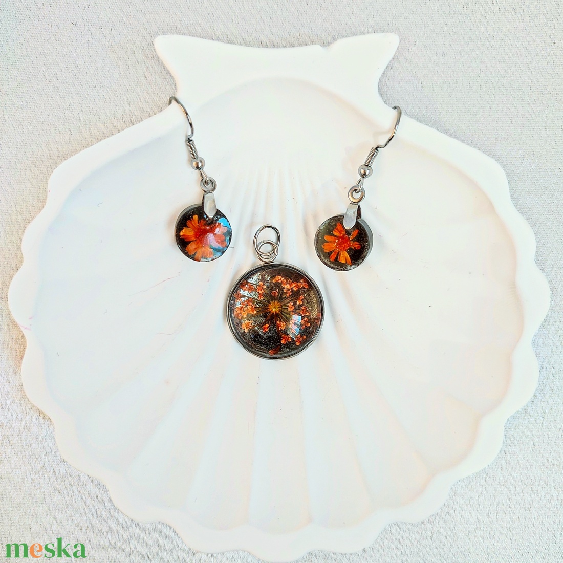 Őszi Éj Parázs  Narancssárga Virágos Műgyanta/Kaboson Ékszerszett, Fekete Alapon - ékszer - ékszerszett - Meska.hu