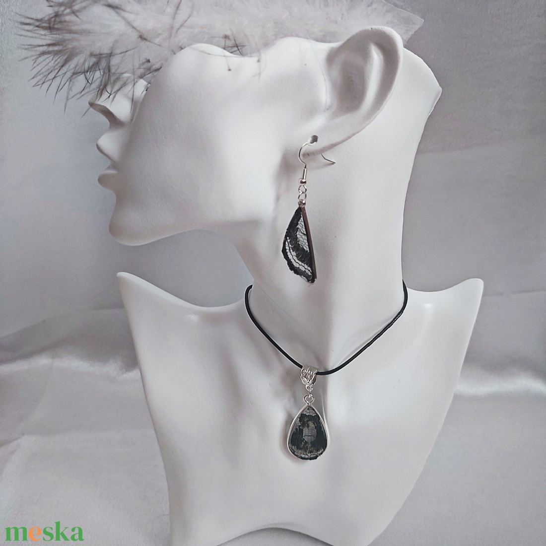 Fekete Csipkés Műgyanta Ékszerszett Fehér Virággal, Elegáns V-forma - ékszer - ékszerszett - Meska.hu