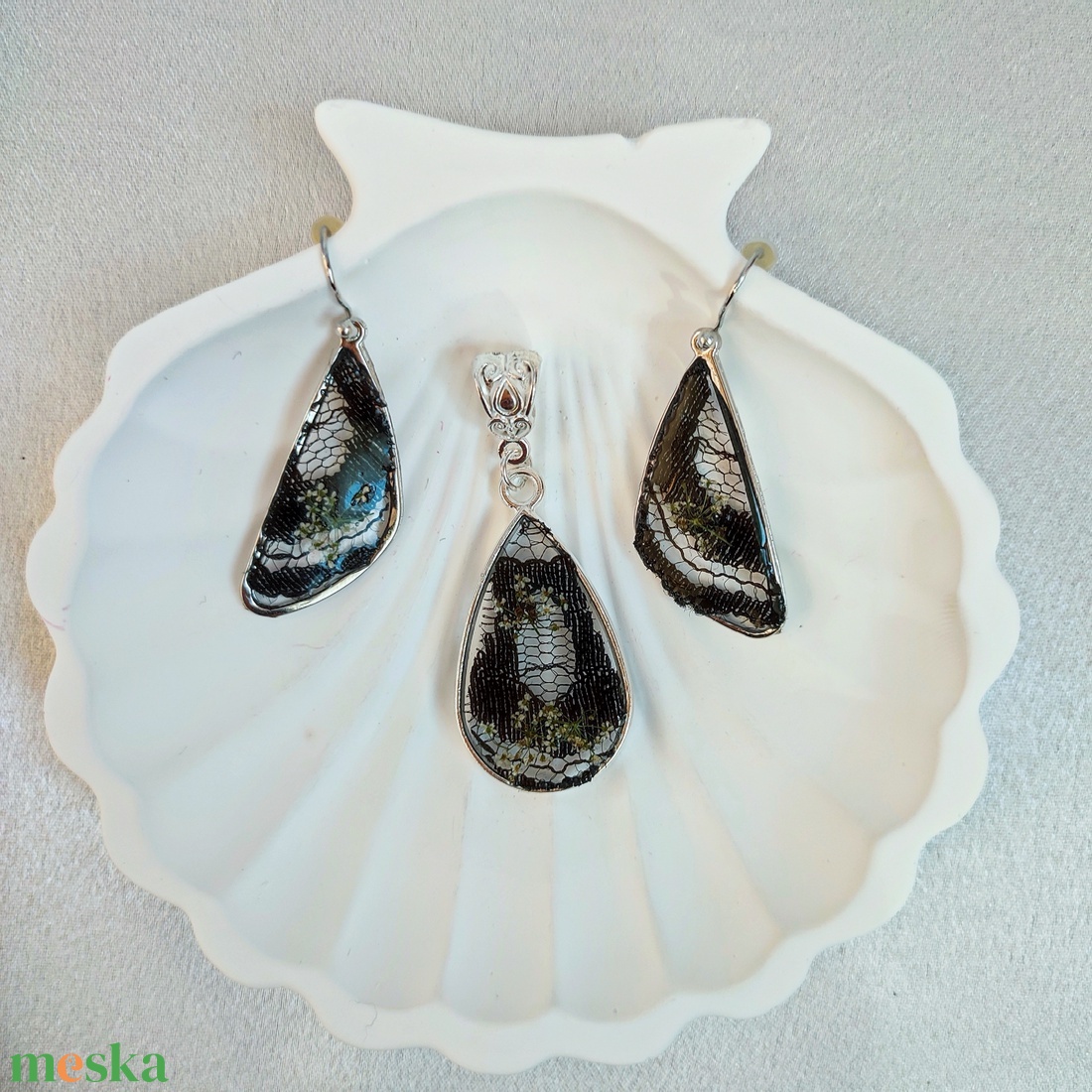 Fekete Csipkés Műgyanta Ékszerszett Fehér Virággal, Elegáns V-forma - ékszer - ékszerszett - Meska.hu