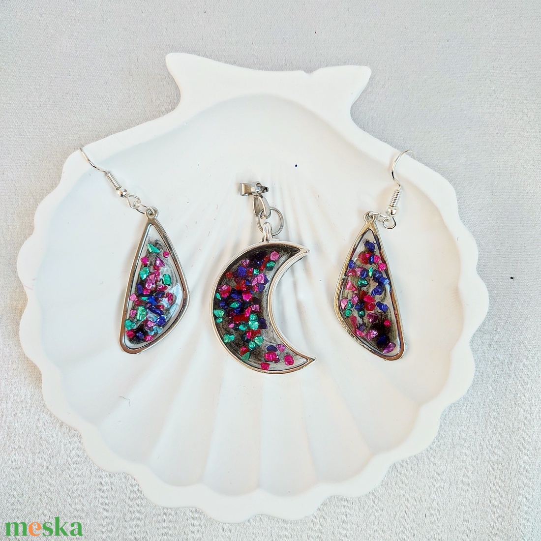 Holdfényes Csillogás - Egyedi Fülbevaló és Medál Szett, Színes Műgyanta Ékszer - ékszer - ékszerszett - Meska.hu