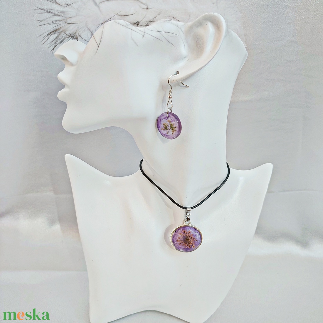 Ametiszt Est  Lila Gyöngyös Műgyanta Ékszerszett Fehér Virágokkal, Kerek Forma - ékszer - ékszerszett - Meska.hu