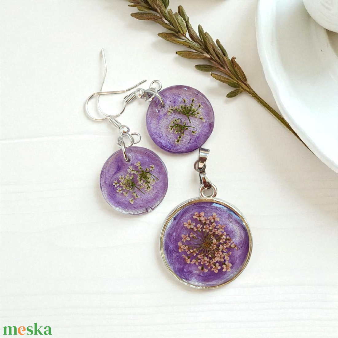 Ametiszt Est  Lila Gyöngyös Műgyanta Ékszerszett Fehér Virágokkal, Kerek Forma - ékszer - ékszerszett - Meska.hu