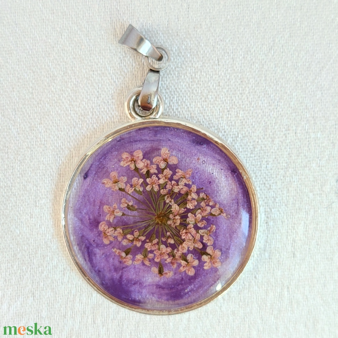 Ametiszt Est  Lila Gyöngyös Műgyanta Ékszerszett Fehér Virágokkal, Kerek Forma - ékszer - ékszerszett - Meska.hu