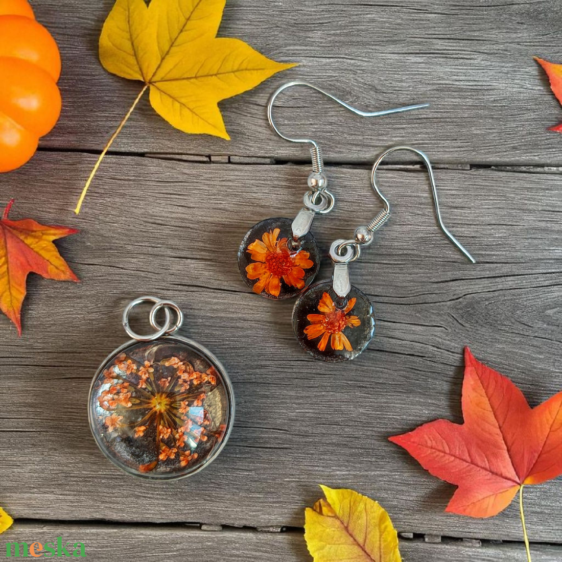 Őszi Éj Parázs  Narancssárga Virágos Műgyanta/Kaboson Ékszerszett, Fekete Alapon - ékszer - ékszerszett - Meska.hu