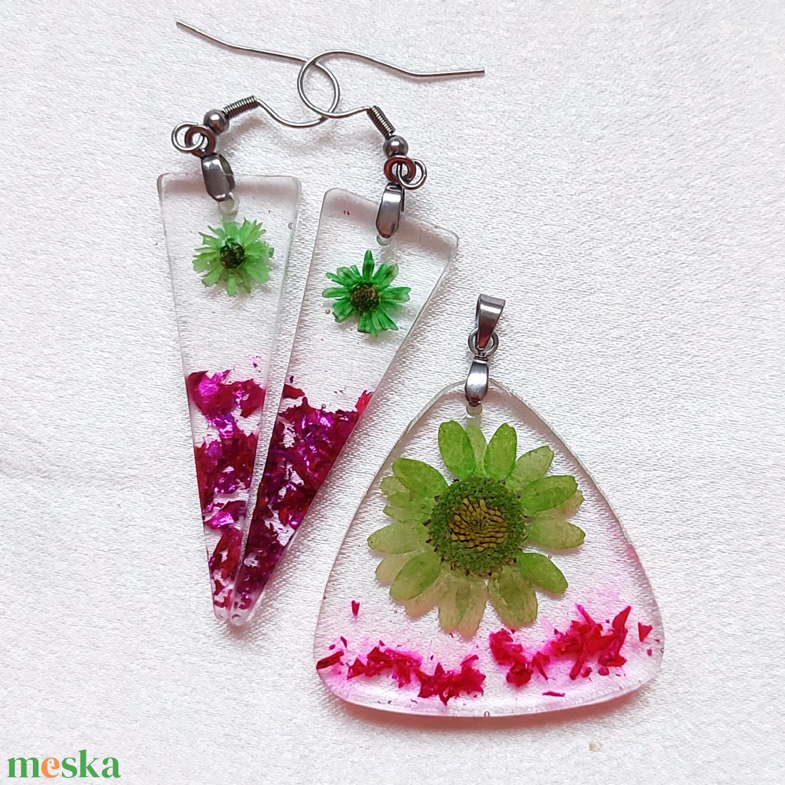 Magenta Zöld Műgyanta Ékszerszett Valódi virágokkal és pink füstfóliával - ékszer - ékszerszett - Meska.hu