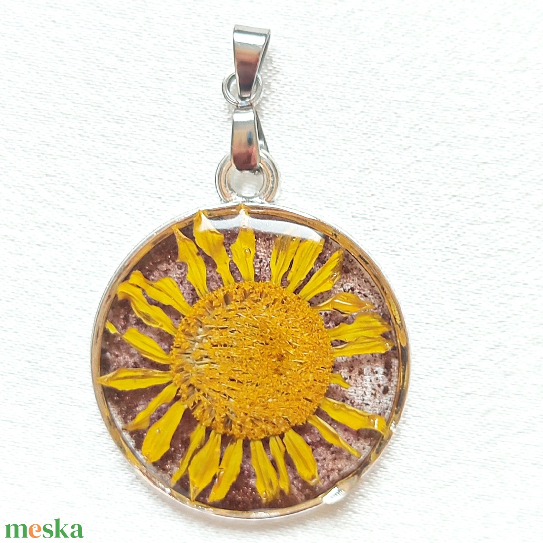 Napfényes Életöröm - Sárga virágos kör medál és fülbevaló műgyantában sötétbarna alapon - ékszer - ékszerszett - Meska.hu