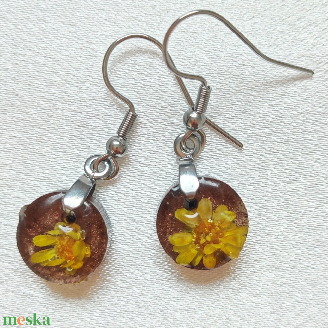 Napfényes Életöröm - Sárga virágos kör medál és fülbevaló műgyantában sötétbarna alapon - ékszer - ékszerszett - Meska.hu