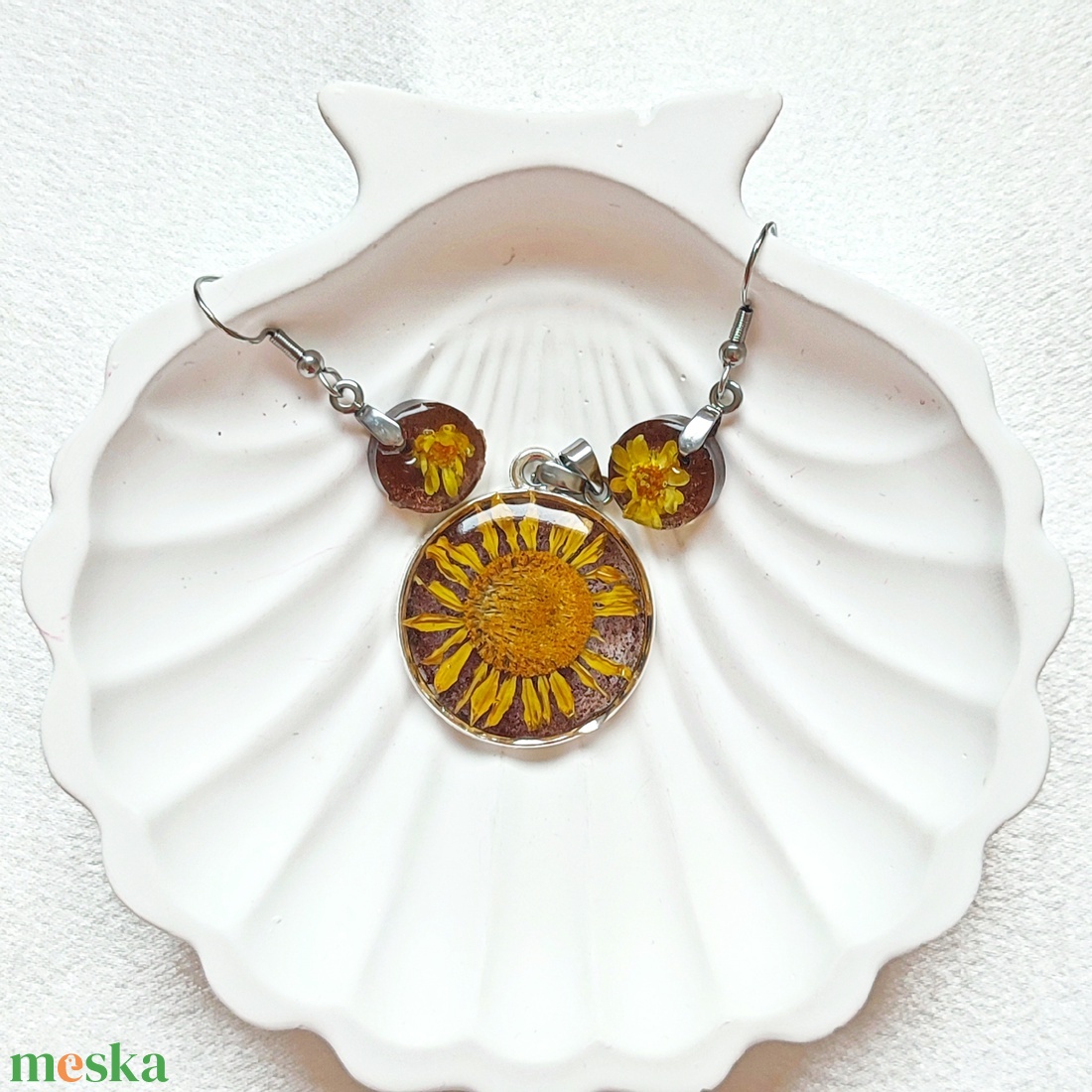 Napfényes Életöröm - Sárga virágos kör medál és fülbevaló műgyantában sötétbarna alapon - ékszer - ékszerszett - Meska.hu