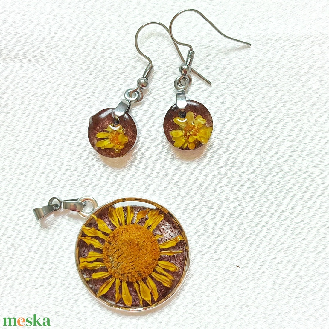 Napfényes Életöröm - Sárga virágos kör medál és fülbevaló műgyantában sötétbarna alapon - ékszer - ékszerszett - Meska.hu