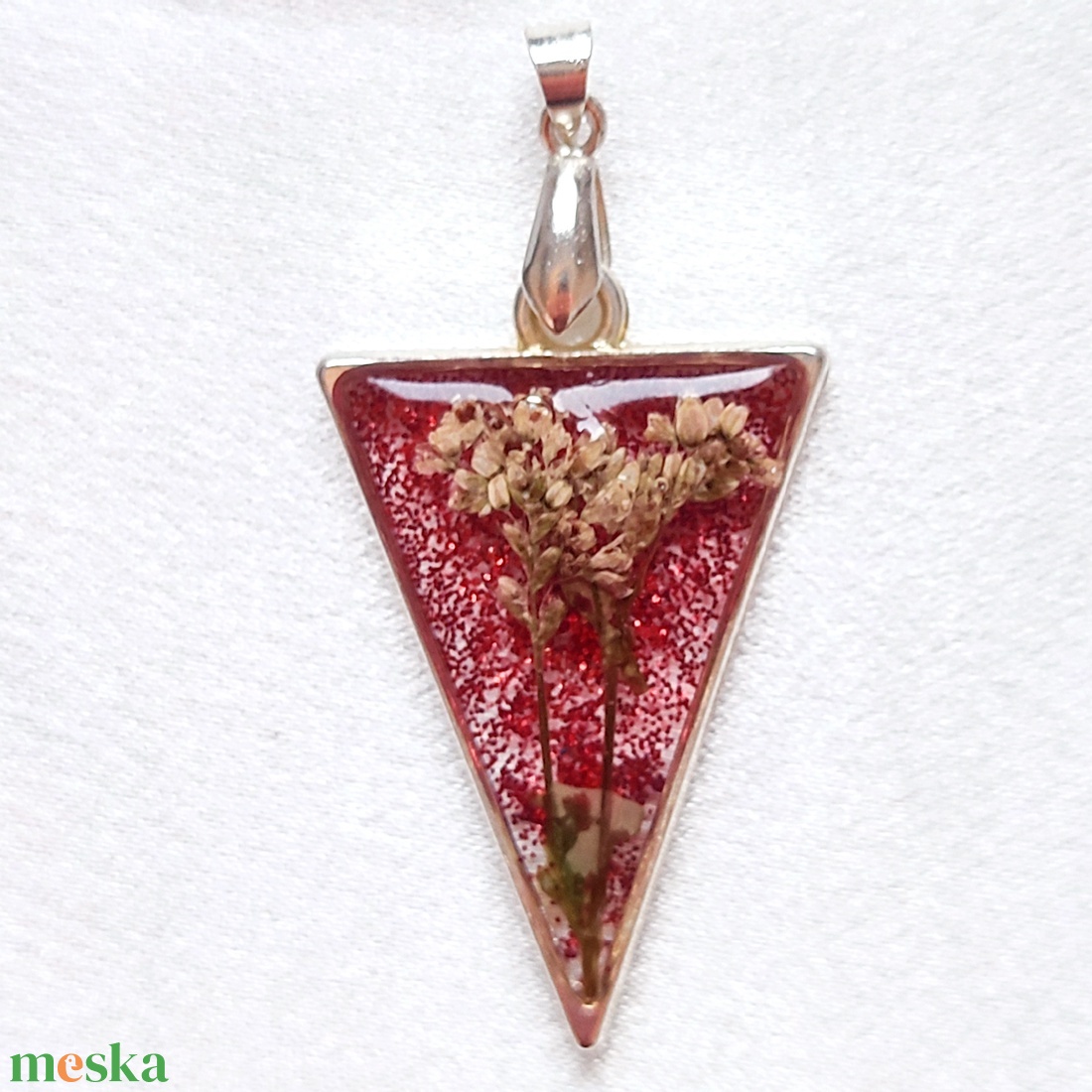 Tűz és Csillogás - Vörös csillámos, háromszög medál fehér virágokkal - ékszer - ékszerszett - Meska.hu