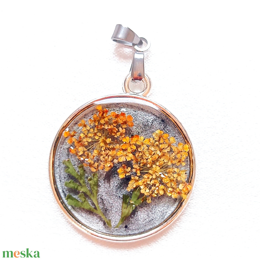 Őszirózsa Harmónia - Narancssárga virágos, kerek medál fekete alapon - ékszer - ékszerszett - Meska.hu