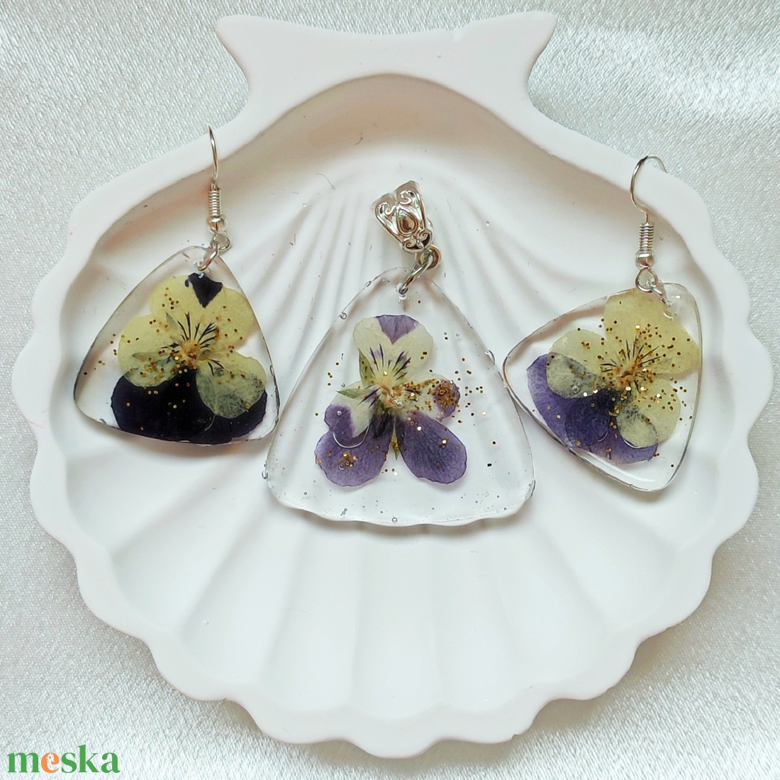 Bohém Árvácska � Lila-sárga virágos medál és fülbevaló csillogó gyantában - ékszer - ékszerszett - Meska.hu