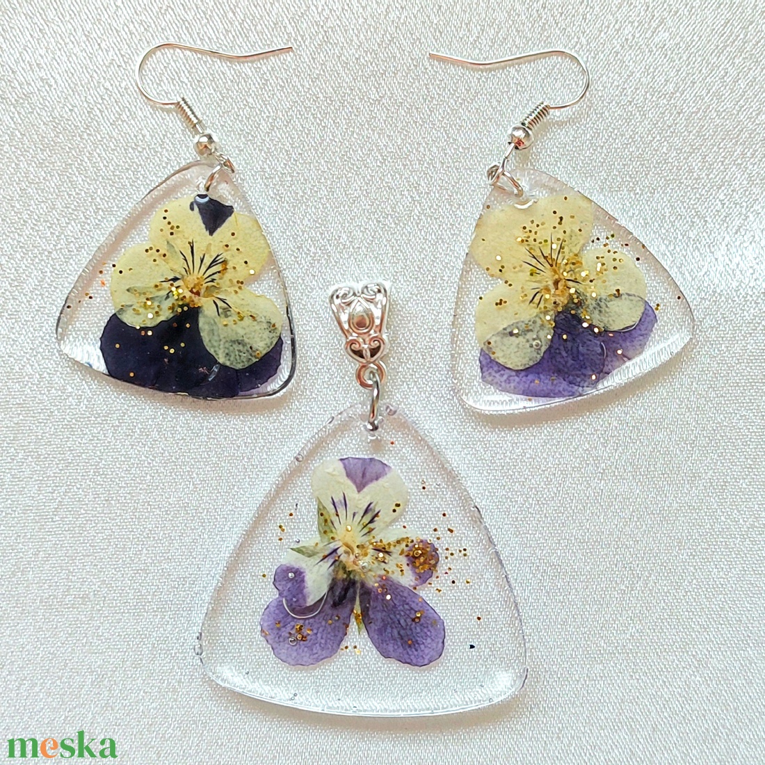 Bohém Árvácska � Lila-sárga virágos medál és fülbevaló csillogó gyantában - ékszer - ékszerszett - Meska.hu