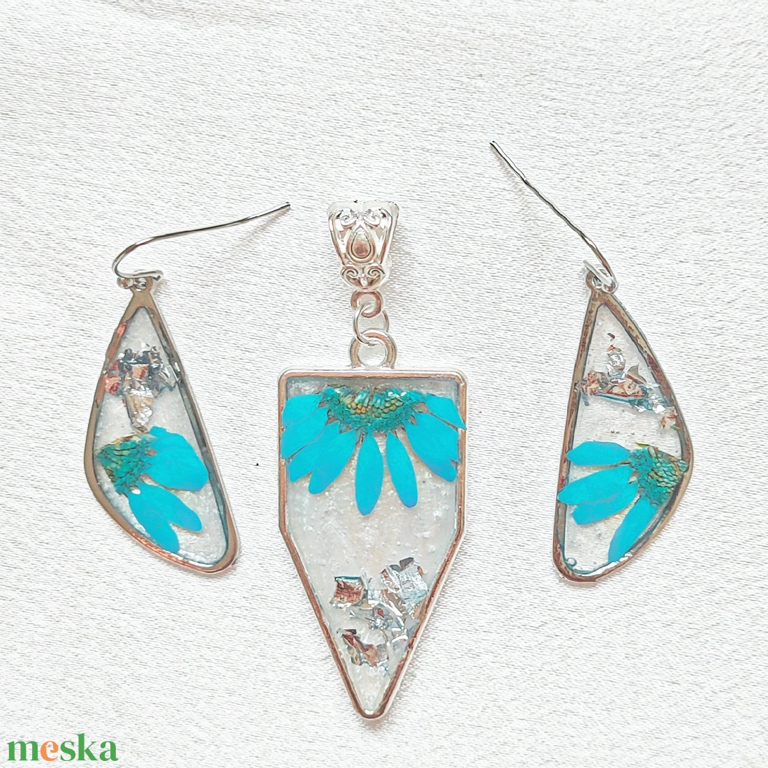 Égi Tiszta Kék - Türkiz virágos, ezüst pelyhes, keretes gyanta szett - ékszer - ékszerszett - Meska.hu