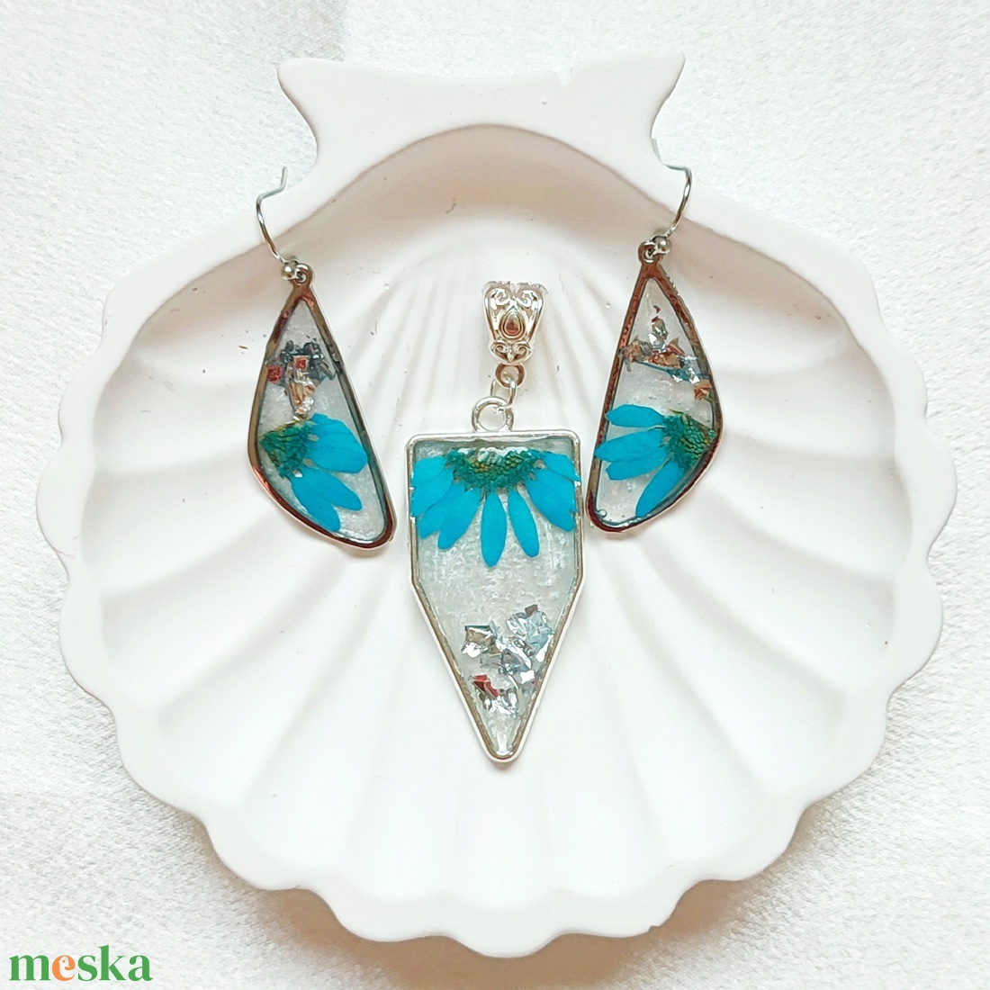 Égi Tiszta Kék - Türkiz virágos, ezüst pelyhes, keretes gyanta szett - ékszer - ékszerszett - Meska.hu