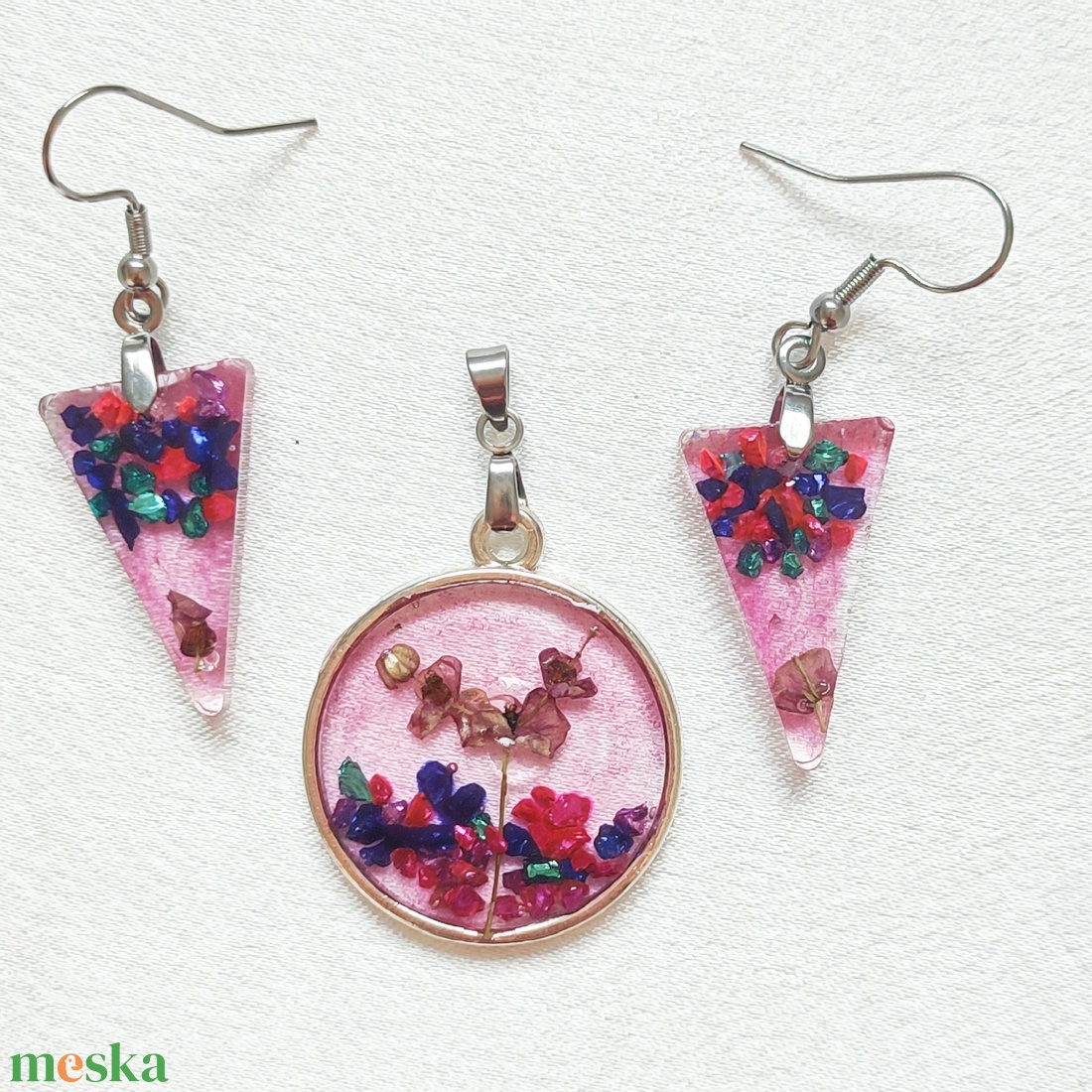 Málnás Kert  Színes kő- és virágdarabkás, pink gyanta szett - ékszer - ékszerszett - Meska.hu