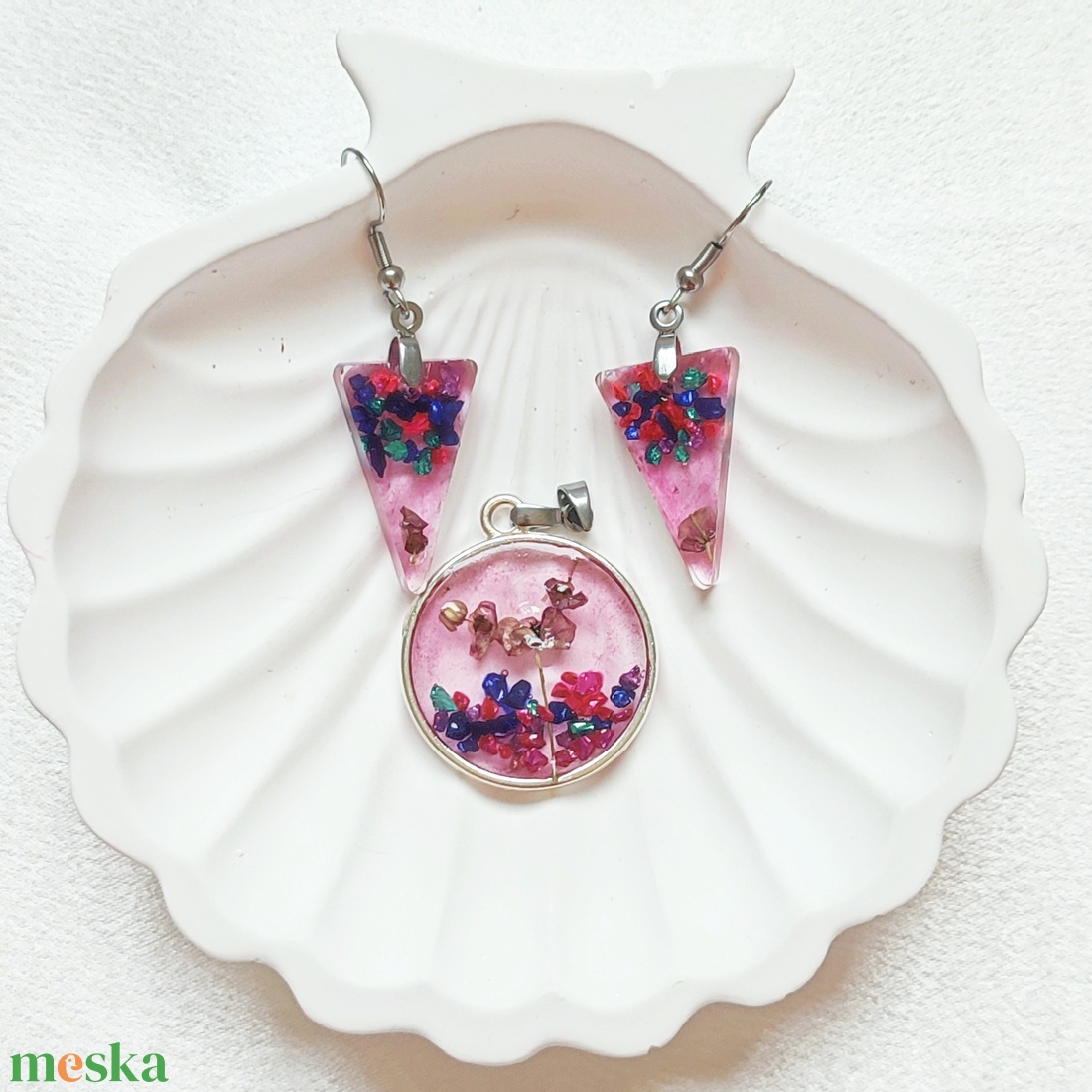 Málnás Kert  Színes kő- és virágdarabkás, pink gyanta szett - ékszer - ékszerszett - Meska.hu