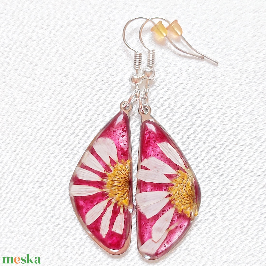 Százszorszép piros alapon lógó fülbevaló csillogó gyantában - ékszer - ékszerszett - Meska.hu