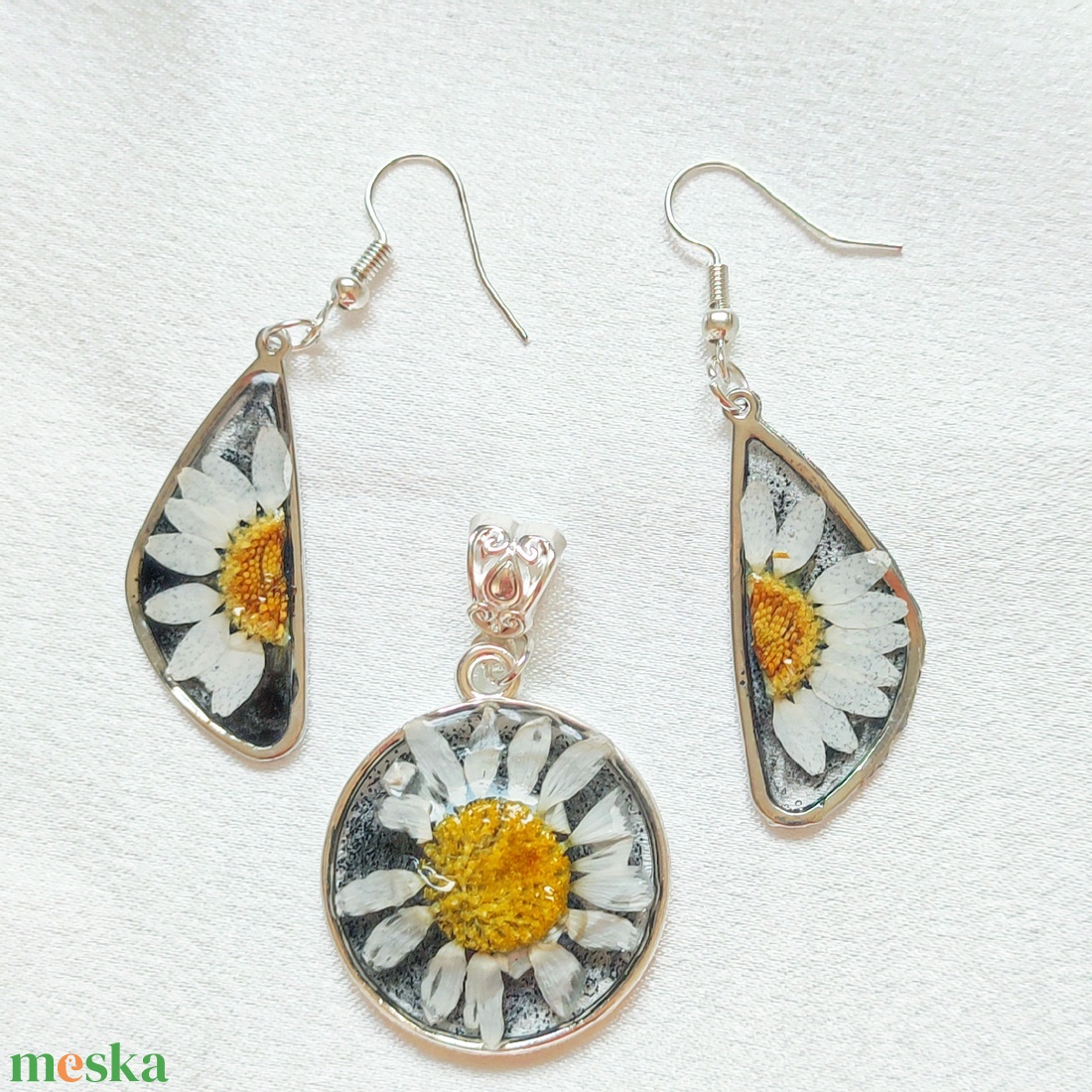 Klasszikus Margaréta - Fekete-fehér virágos gyanta szett, keretes kivitelben - ékszer - ékszerszett - Meska.hu