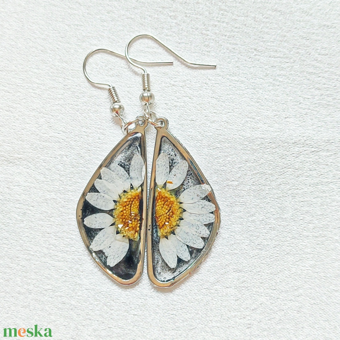 Klasszikus Margaréta - Fekete-fehér virágos gyanta szett, keretes kivitelben - ékszer - ékszerszett - Meska.hu