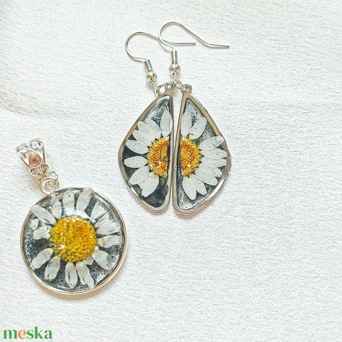 Klasszikus Margaréta - Fekete-fehér virágos gyanta szett, keretes kivitelben - ékszer - ékszerszett - Meska.hu