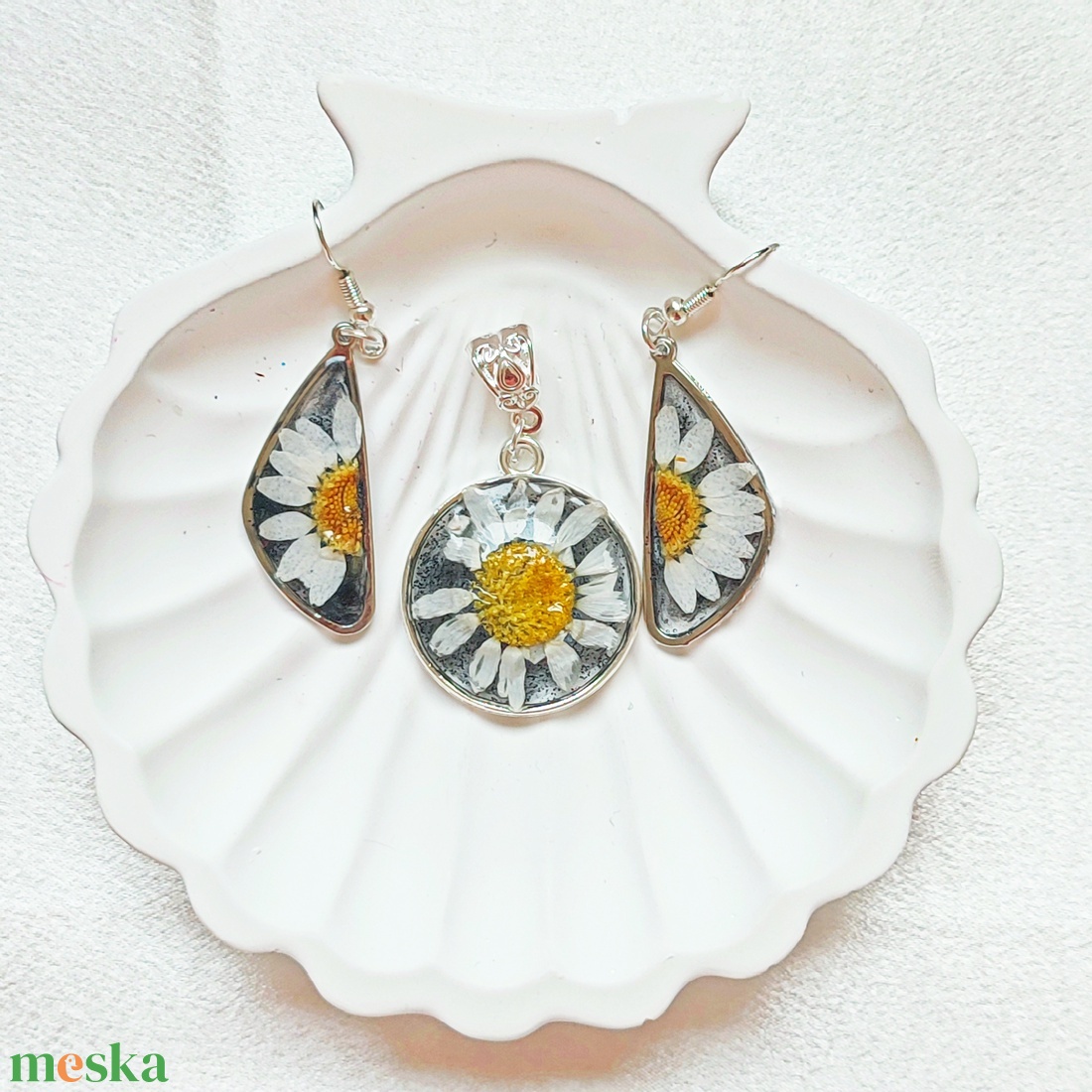 Klasszikus Margaréta - Fekete-fehér virágos gyanta szett, keretes kivitelben - ékszer - ékszerszett - Meska.hu