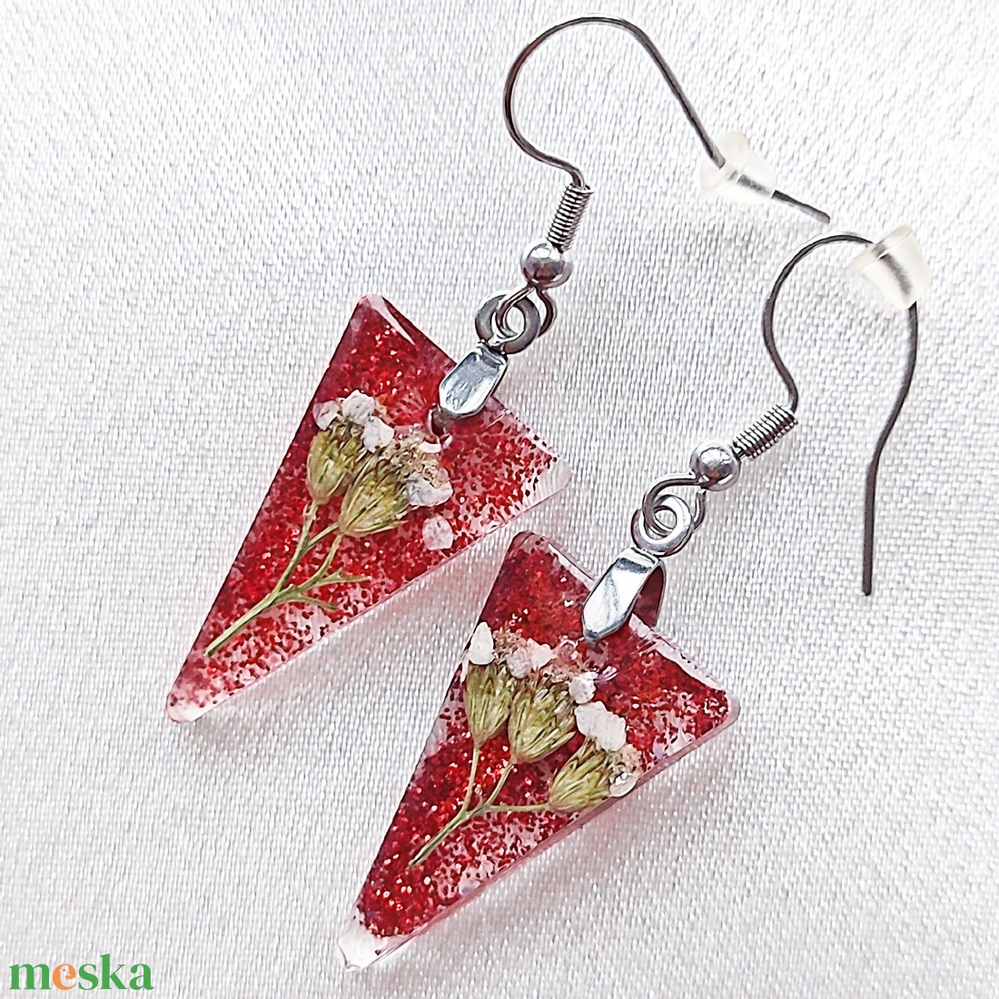 Tűz és Csillogás - Vörös csillámos, háromszög medál fehér virágokkal fülbevalóval - ékszer - ékszerszett - Meska.hu